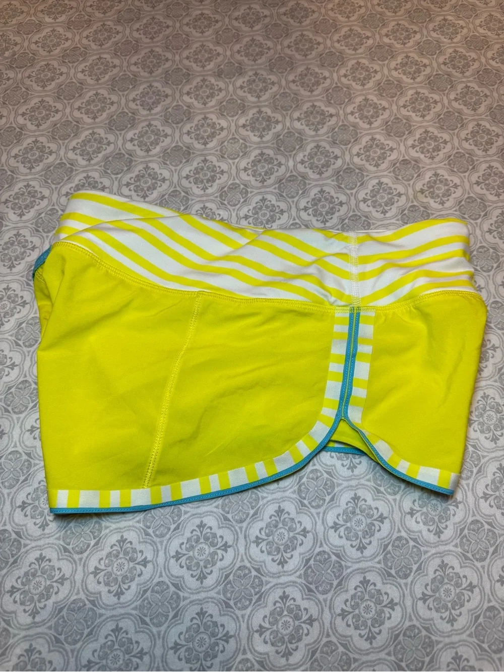 Lululemon Run: Racer ShortSizzle / Twin Stripe Sizzle / White Size 2